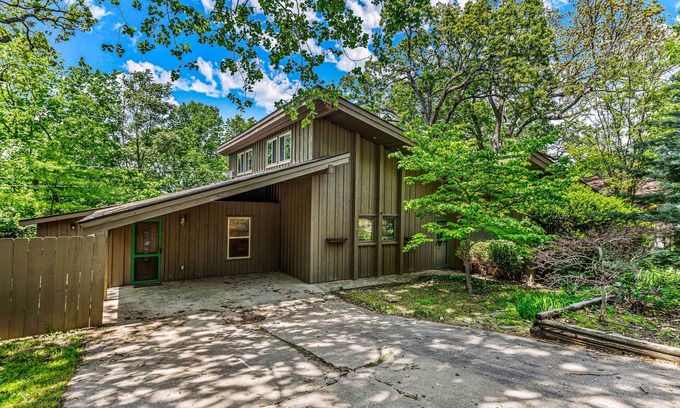 Fayetteville Casa | Mount Sequoyah retreat with hot tub & wood-burning fireplace - dogs ok