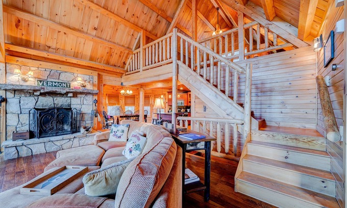 Wilmington Cabina | Mount Snow Cabin with Private Hot Tub by RedAwning