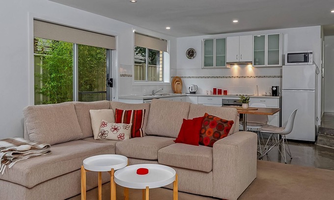 Mount Stuart Apartamento | Mount Stuart Hideaway walk to restaurant strip