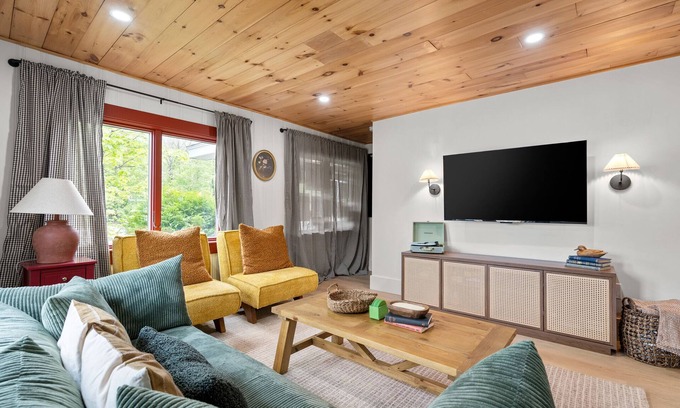 Lincoln Casa | Mount Washington Luxury Relaxation Getaway at the PemiCabins!