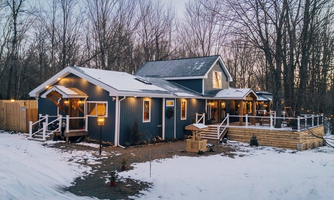 Newfoundland Cabina | Mount Zurich/Poconos/14 PPL/XL Hot Tub/Pool Table /Playground/Fire-pit /Games