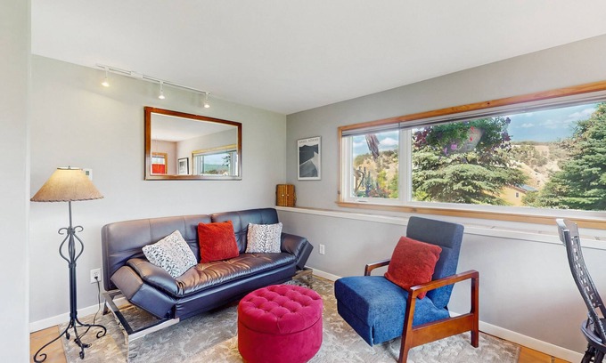 Eagle Apartamento | Mountain apartment close to adventure, with shared fire pit, gym, and BBQ