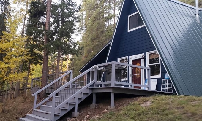 Evergreen Cabina | Mountain Bliss is a quiet mountain retreat, sleeps 7, hot tub, pet friendly