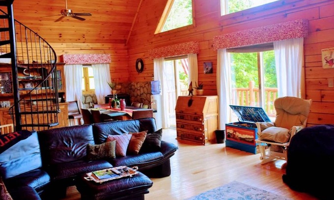 Pittsfield Casa | Mountain Bliss: Spacious Retreat Near Killington, 5 Br, 3 Ba Hot tub Sleeps 15