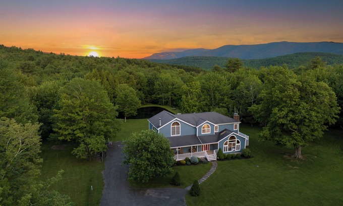 Jewett Casa | Mountain Blue Vista: Luxury Retreat near Ski Resorts with Hot Tub, Firepit, Pond