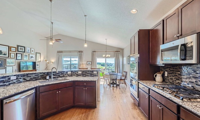 Monument Casa | Mountain Breeze Retreat 30-day rental