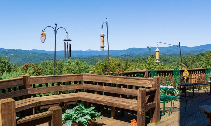 Ferguson Cabina | Mountain Home con 180 vistas, bañera de hidromasaje, mesa de billar / ping pong, cerca de Boone