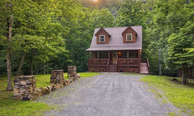 Wardensville Cabina | Mountain Cabin - Hot Tub, Creek, Hiking & Fire Pit