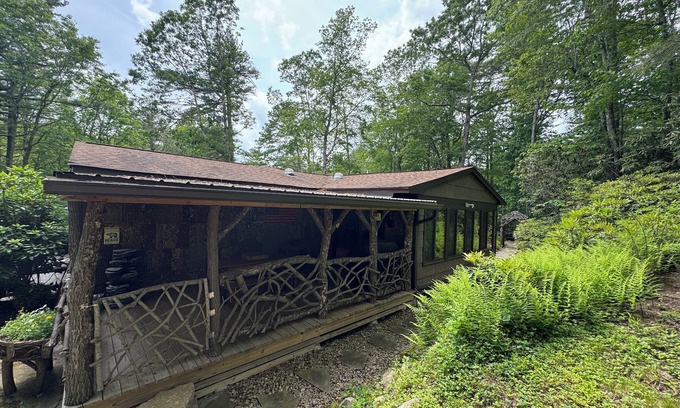 Newland Casa | MOUNTAIN CABIN IN LINVILLE NC.Join us for OCTOBER LEAF CHANGING and FESTIVALS .