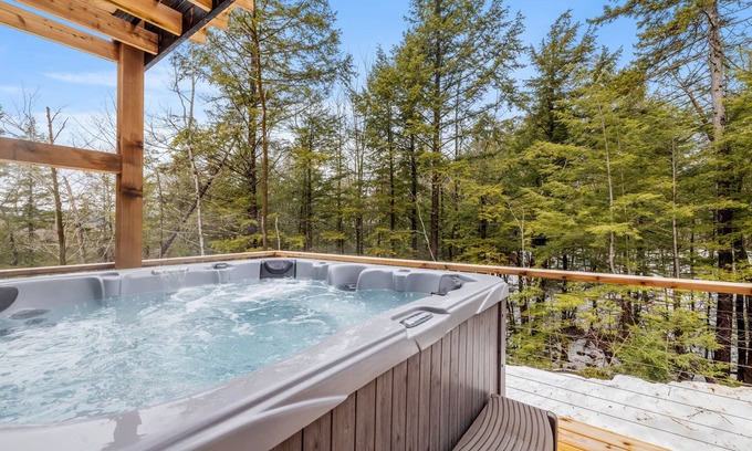 Conway Casa | White Mountain Cabin w/Hot Tub Near Saco River