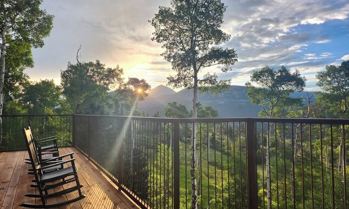 Cuchara Cabina | Mountain Cabin w/360° Views, Hot Tub, Pet-Friendly, Trails, Fireplace, Sleeps 16