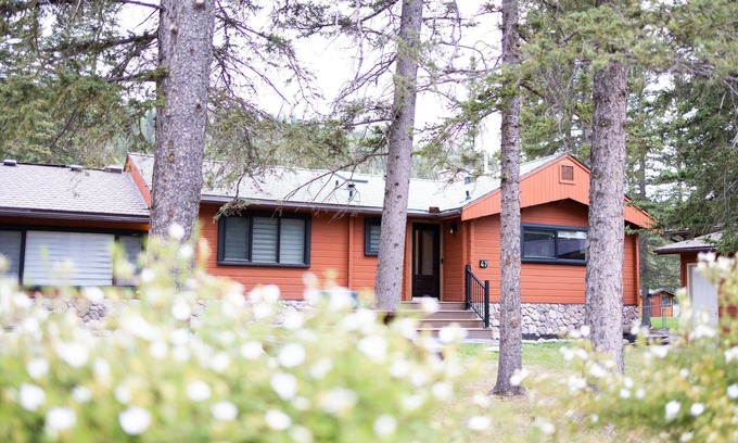 Bragg Creek Cabina | Mountain Cabin w/Gym/Sauna 5mins to hike/bike/ski trails & local shopping/dining