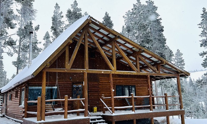 Dubois Cabina | Mountain cabin with trail access and optional heated shop