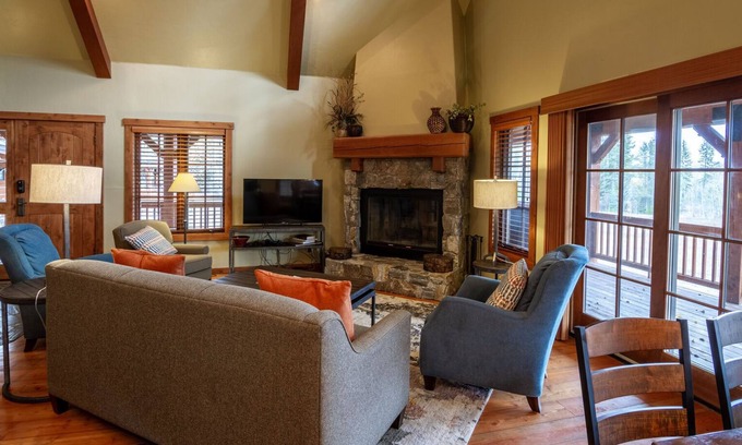 Tamarack Chalet De Esquí | Chalet de montaña con bañera de hidromasaje privada y magníficas vistas al prado.