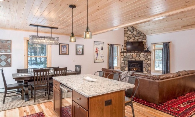 Bethel Casa | Mountain Chalet with hot tub and game room