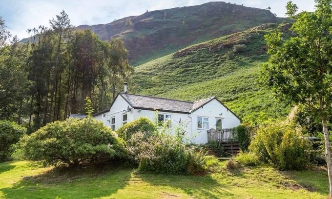 Manesty Cabaña | Mountain Cottage at Catbells & Derwent Water Keswick Lake District. Pet Friendly
