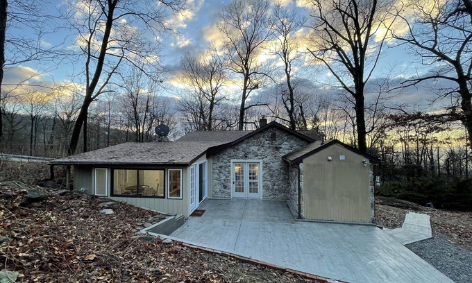Smithsburg Casa | Mountain Cottage Near Scenic State Parks and Hiking Trails Great for Large Group