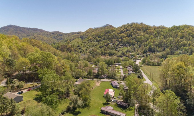 Waynesville Casa | Mountain Creek Casa de lujo W / Hot Tub, WiFi, y HBO
