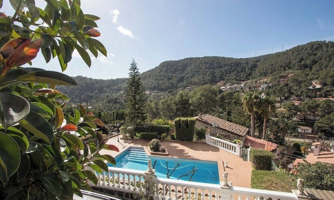Torrelles de Llobregat Villa | Escapada a la montaña con vistas 25km de Barcelona