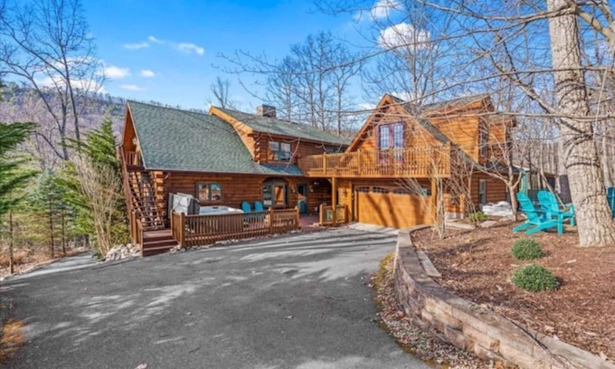 Massanutten Cabina | Mountain Escape / 6BR Cabin / Hot Tub / Billiards / Hike trail to GW Natl Forest