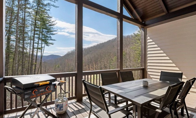 Sylva Condominio | Mountain Escape, Balcony, Grill, and View!