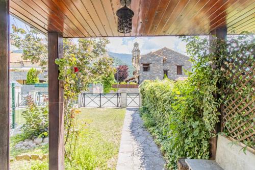 Fiscal Chalet De Esquí | Mountain Escape for Families & Friends in Pyrenees