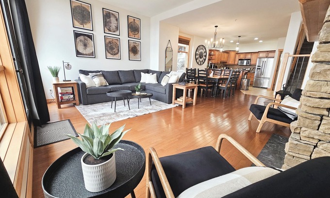 East Kootenay Casa | ⭐️Mountain Escape Ski In/Ski Out, 4 Bdrm/Private hot tub⭐️