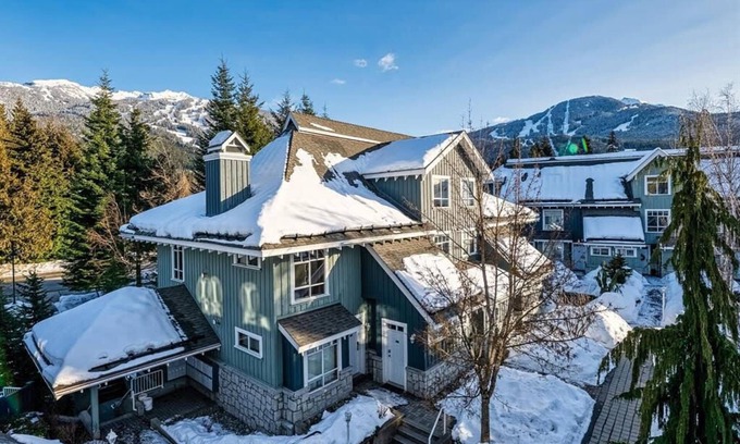 Village North Casa | Mountain Escape w/ Amazing Views | 2 bdr/2bath | free parking | Perfect Location