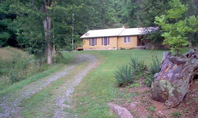 Waynesville Cabina | Mountain Farm Cottage, arroyos, vacas, aire fresco, agua de manantial, senderismo, privado.
