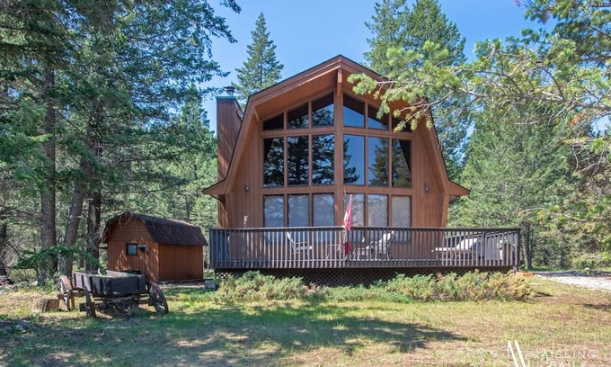 East Kootenay Apartamento | ⛰Mountain Getaway⛰ | Hot Tub | Fire Pit | Pool Table