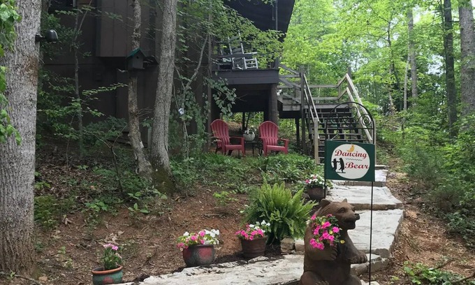 Blairsville Cabina | Mountain Getaway for You & Your Pet: Near Helen, Blue Ridge & Appalachian Trail!