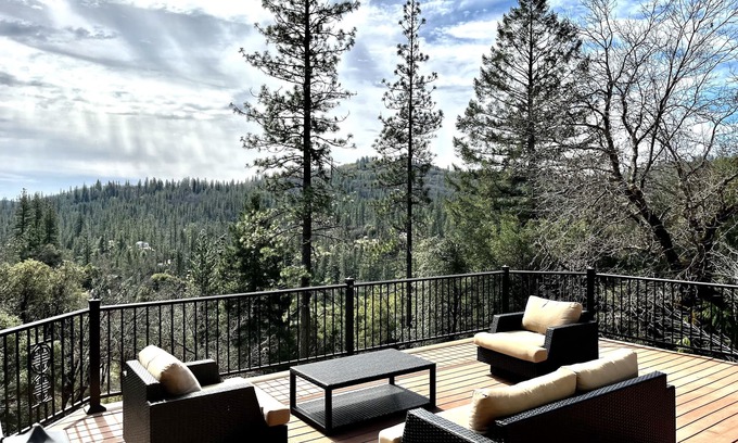 Cedar Ridge Casa | Mountain Getaway, just 6 miles away from town!