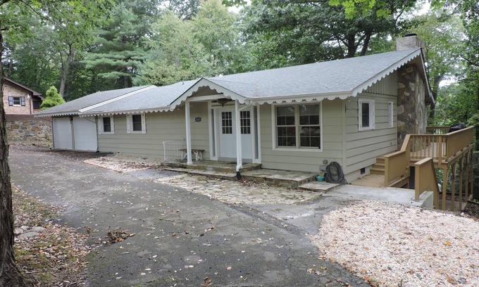 Spruce Pine Casa | MOUNTAIN GOLF! Charming 3-bedroom house in Spruce Pine with WiFi and AC .
