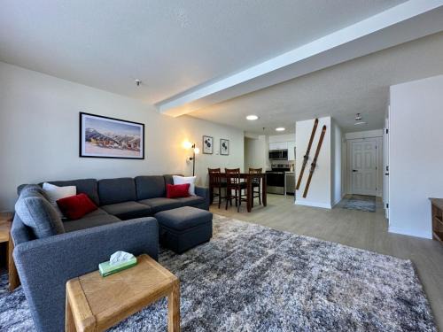 Killington Casa | Mountain Green Resort - 2BR, 2BA Renovated Condo, Pool, Hot Tub, Shuttle, Gym, Restaurant