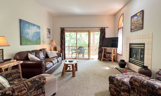 Whitefish Condominio | Disfruta de la gran terraza con vista a los hermosos jardines de Mountain Harbor