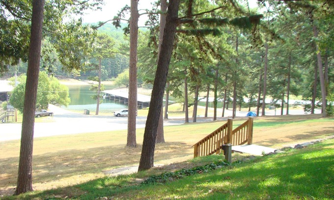 Mount Ida Apartamento | Mountain Harbor King Guest Room on Lake Ouachita by RedAwning