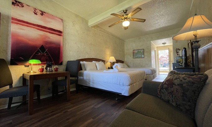 Mount Ida Apartamento | Mountain Harbor King Guest Room on Lake Ouachita by RedAwning