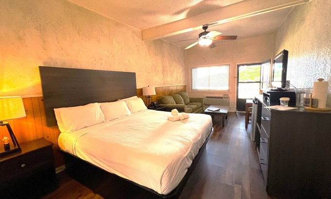 Mount Ida Apartamento | Mountain Harbor King Guest Room on Lake Ouachita by RedAwning