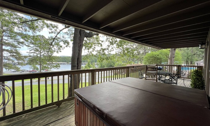Mount Ida Cabaña | Mountain Harbor Lodge cottage on Lake Ouachita by RedAwning