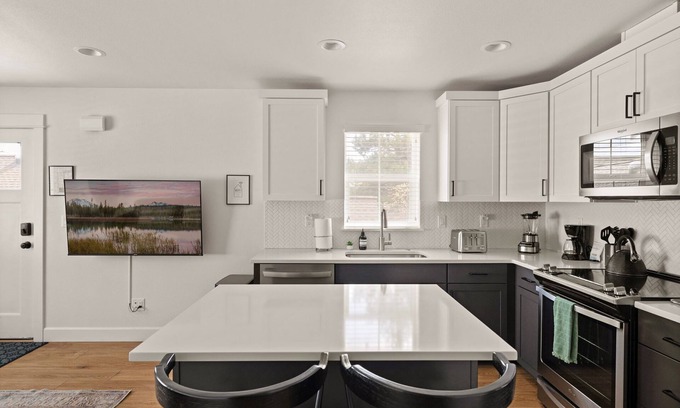 Southern Crossing Casa | Old Mill Cottage: Steps to Old Mill and Deschutes
