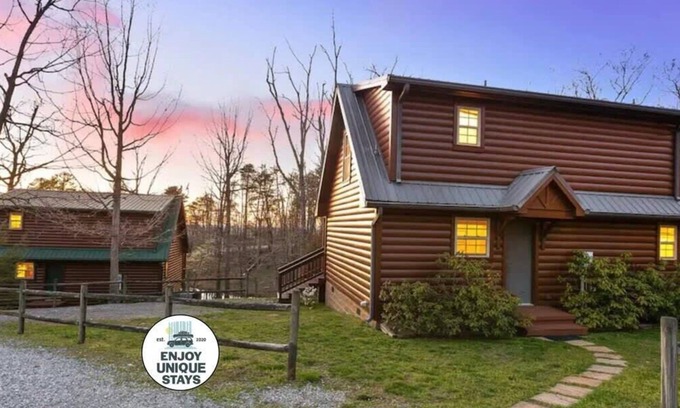 Trenton Cabina | Mountain Hideaway at Cabins in the Clouds!