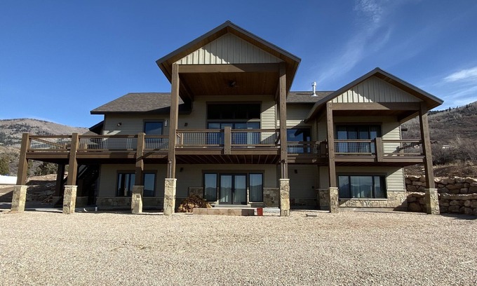 Kamas Apartamento | Mountain Home (basement apartment) - stunning views, hot tub!