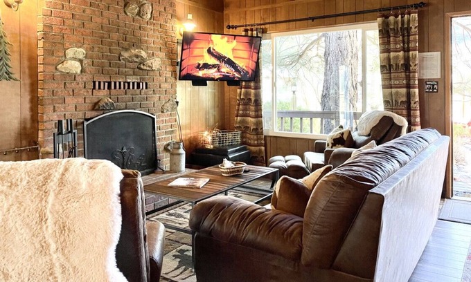 Wrightwood Cabina | Mountain Home near Ski Resort w/ Fireplace
