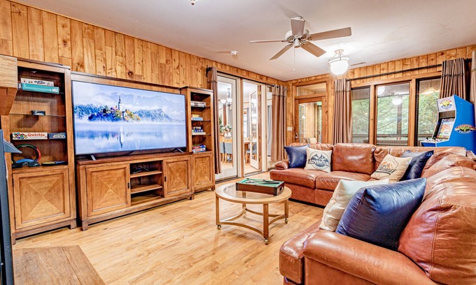 Whittier Casa | Mountain Home | Sleeps 18 | Golf | Community Pool