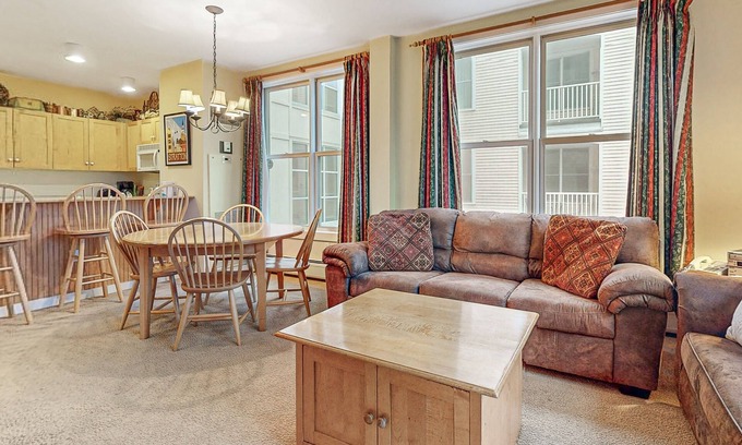 Stratton Mountain Condominio | Mountain Home w/Balcony, Pool Views, Shared Pool, Hot Tub, Free WiFi, Fireplace
