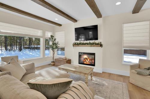 Oregon Water Wonderland Casa | Mountain Home with Private Hot Tub and River Access!