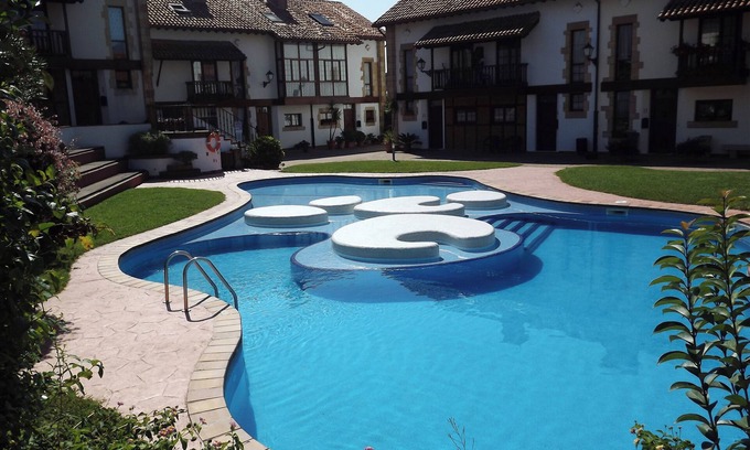 Somo Chalet De Esquí | Casa montañesa con piscina, jardín con BBQ y playa de surf en Somo a 5 min