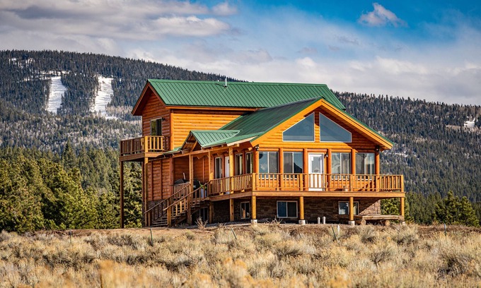Angel Fire Casa | Mountain House Sleeps 18+ Mins to Ski, Hike, Golf, Fish; Generator