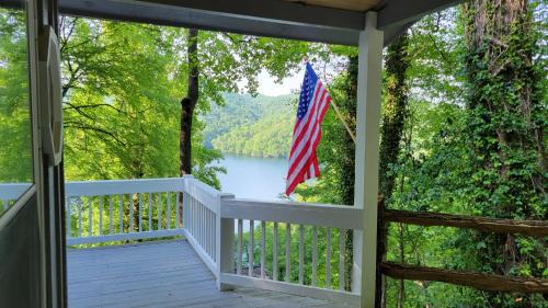 Topton Casa | Mountain Lake Retreat I Getaway with Stunning Views
