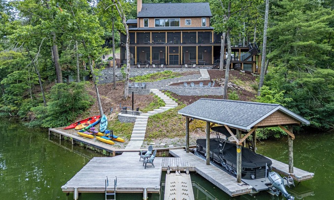Ingles Casa | Mountain Lakefront 4 bedroom house with wrap around screen porch, hot tub